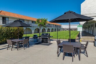 Villa Seville in Chula Vista, CA - Foto de edificio - Building Photo