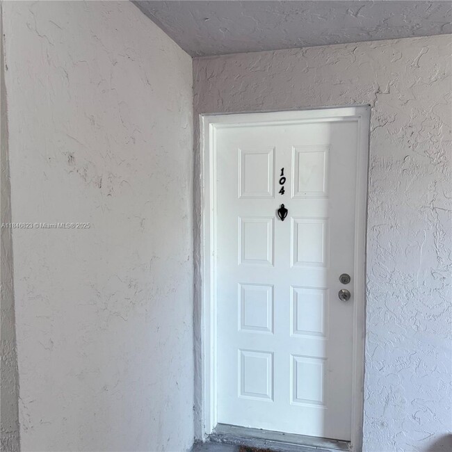 2750 W 76th St in Hialeah, FL - Building Photo - Building Photo