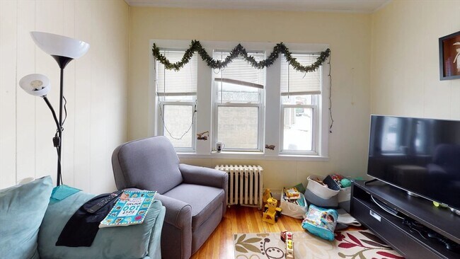 48 Oak St, Unit 1 in Dedham, MA - Building Photo - Building Photo