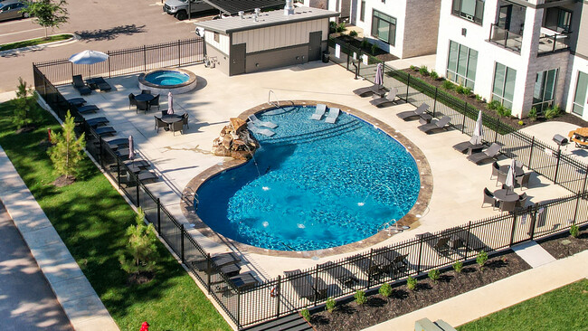 Silverleaf Apartments: Where Luxury Meets... in Springfield, MO - Building Photo - Building Photo