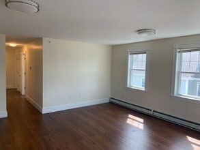 2 Coburn St, Unit 6 in Framingham, MA - Building Photo - Building Photo