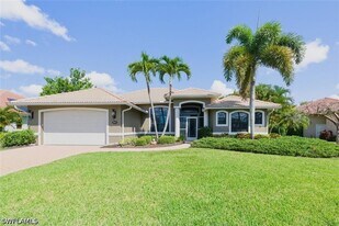 18127 Royal Hammock Blvd in Naples, FL - Building Photo