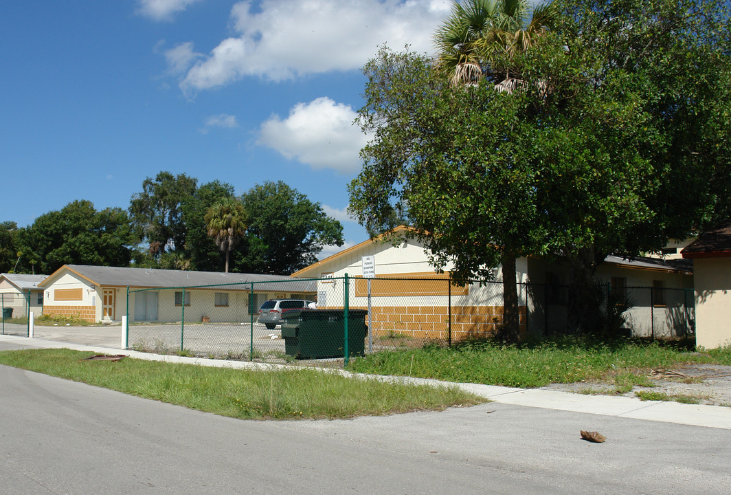 2341 Willard St in Ft. Myers, FL - Foto de edificio