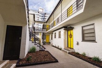 944 Tiverton Avenue in Los Angeles, CA - Foto de edificio - Building Photo