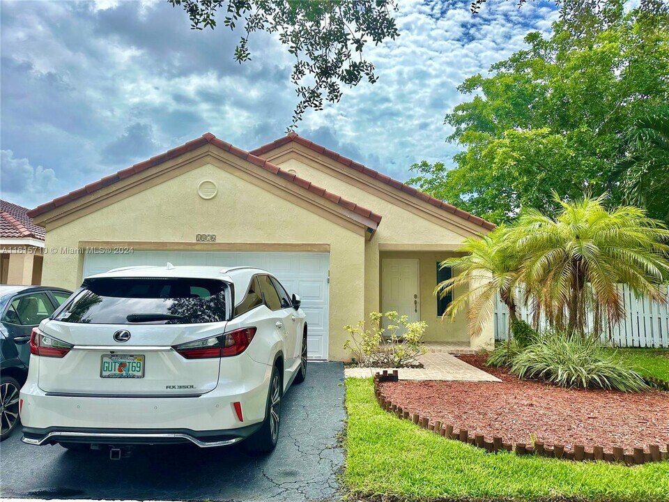 1476 Presidio Dr in Weston, FL - Foto de edificio
