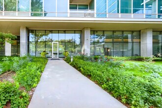 9715 Woods Dr in Skokie, IL - Building Photo - Building Photo