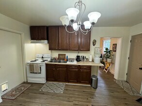 1808 Dewrell Sq in Pensacola, FL - Foto de edificio - Building Photo