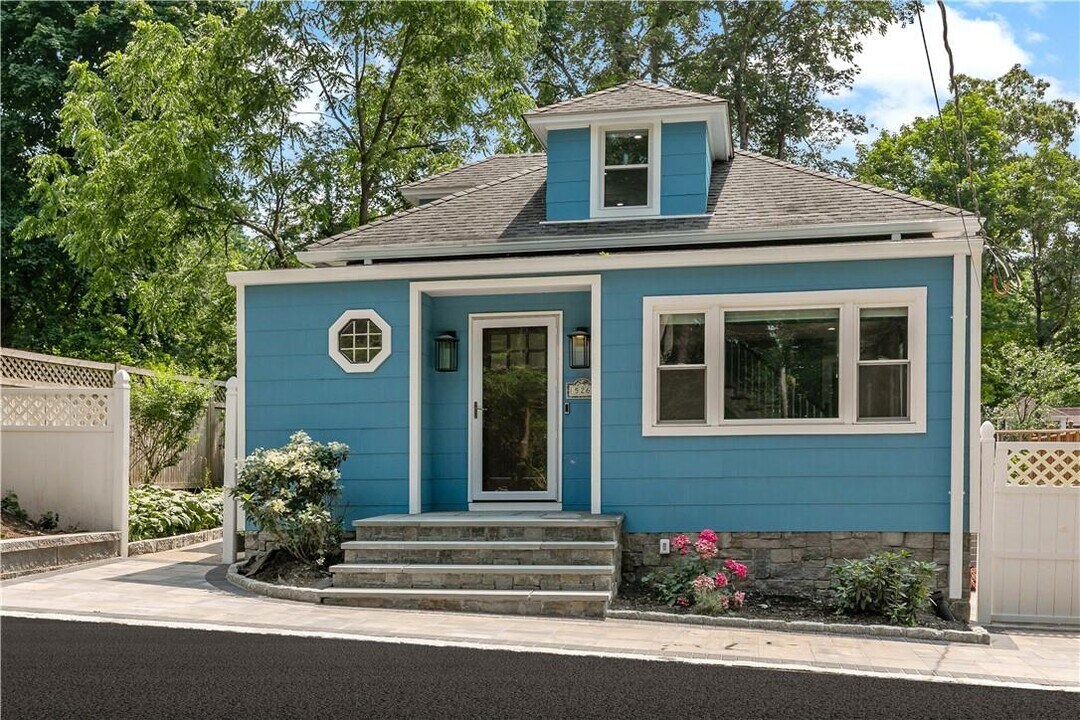 526 King St in Chappaqua, NY - Building Photo