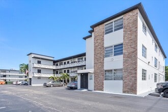 Colonial Sunset Apartment Homes in Hollywood, FL - Foto de edificio - Building Photo