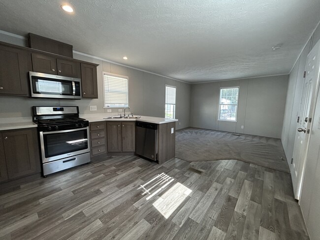39500 Warren Rd in Canton Township, MI - Foto de edificio - Building Photo