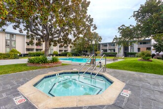 West Park Apartments in San Jose, CA - Foto de edificio - Building Photo