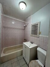 112 Greenville Ave, Unit 1 in Jersey City, NJ - Foto de edificio - Building Photo
