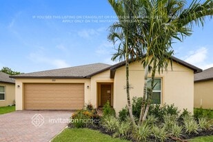 700 Carlyle Wy in Fort Pierce, FL - Building Photo