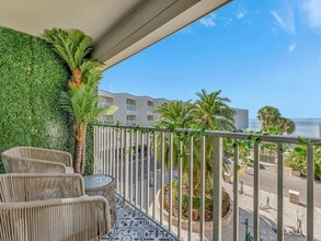 2506 N Rocky Point Dr in Tampa, FL - Building Photo - Building Photo