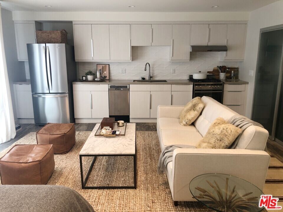 15 Dudley Ave-Unit -7 in Los Angeles, CA - Building Photo