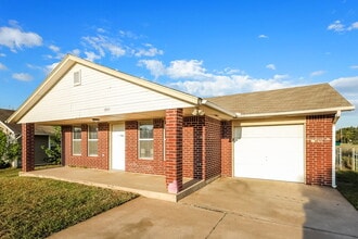 1933 Creekridge Dr in Oklahoma City, OK - Foto de edificio - Building Photo