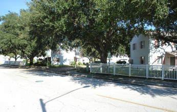 Jamestown Apartments & Townhomes in St. Petersburg, FL - Foto de edificio - Building Photo