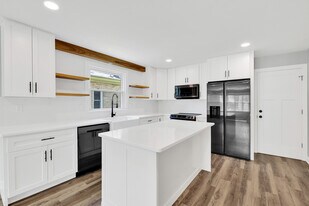 1066 Poplar St, Unit 1066 Poplar Street Lower in West Bend, WI - Building Photo