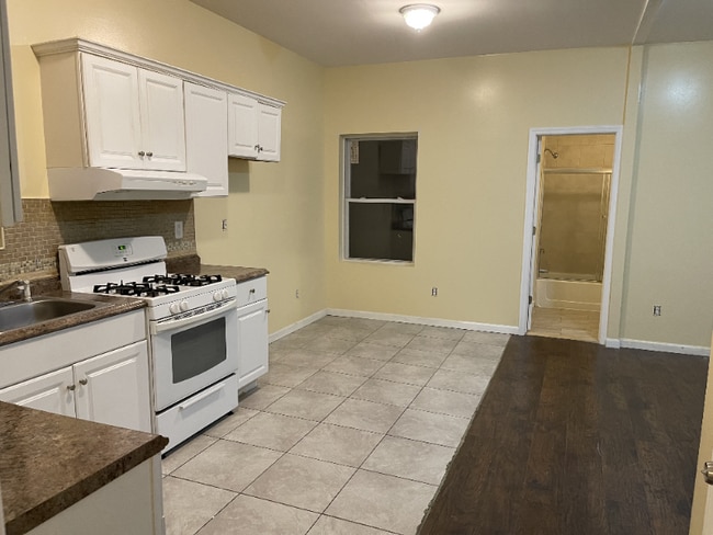 218 Hopkins Ave in Jersey City, NJ - Building Photo - Building Photo