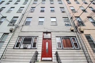 325 Grand St in Hoboken, NJ - Building Photo - Building Photo