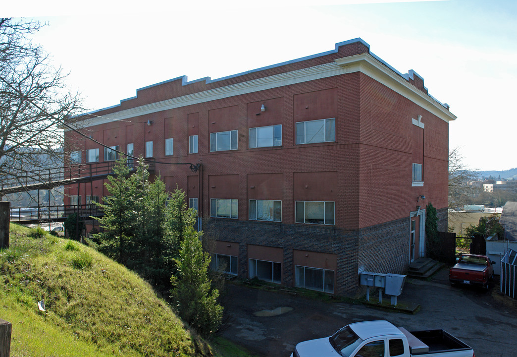 Benson Manor in Roseburg, OR - Building Photo