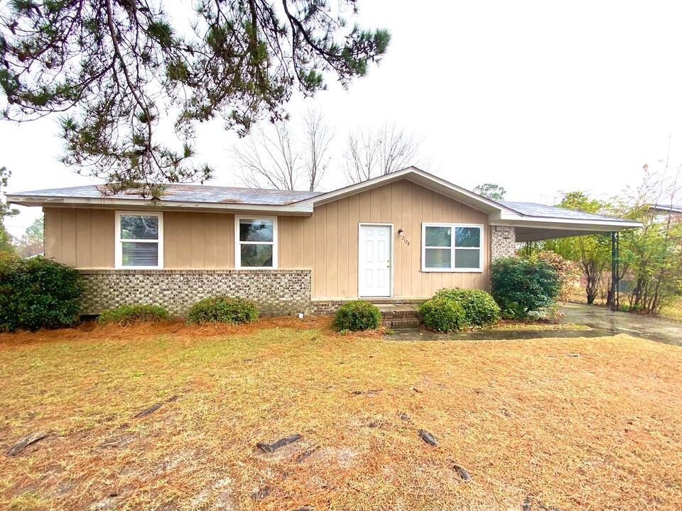 2128 Oaktop Dr in Gaston, SC - Foto de edificio