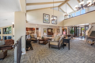 Pinecreek Village Apartments in Costa Mesa, CA - Foto de edificio - Building Photo