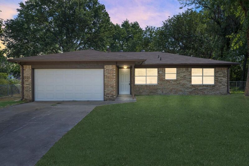 12135 E 31st Pl S in Tulsa, OK - Foto de edificio