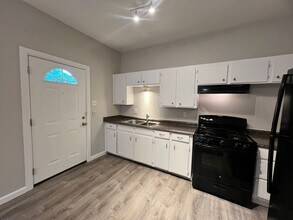 321 N Chupaderas St in San Antonio, TX - Building Photo - Building Photo
