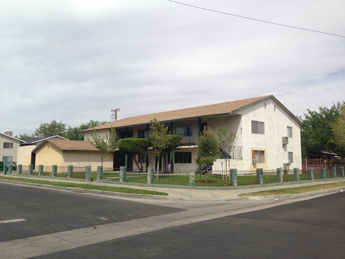 417 E Avenue Q3 in Palmdale, CA - Building Photo