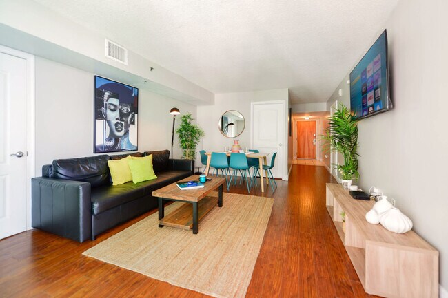 1200 Brickell Bay Dr in Miami, FL - Building Photo - Building Photo