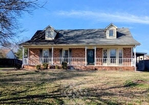 221 Benefield Dr in Smyrna, TN - Building Photo