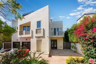 363 S Saltair Ave in Los Angeles, CA - Building Photo