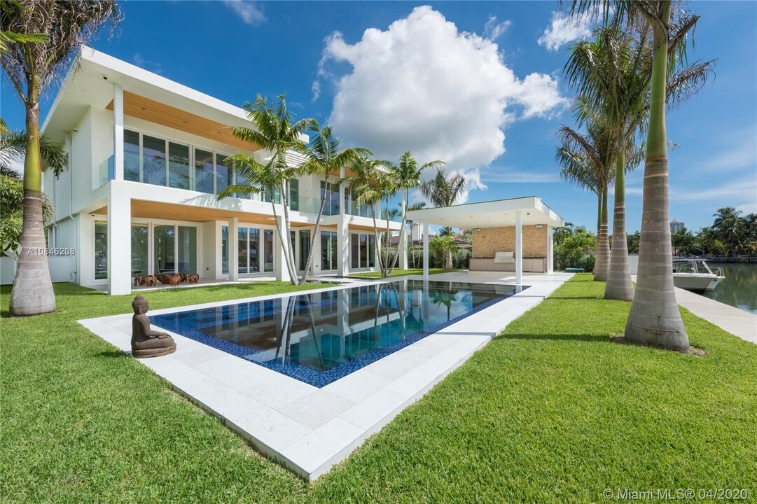 Luxury Listings in Miami Beach, FL - Building Photo