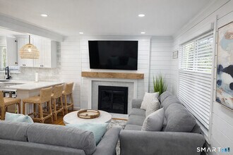 74 Oldfield Dr in Fairfield, CT - Building Photo - Building Photo