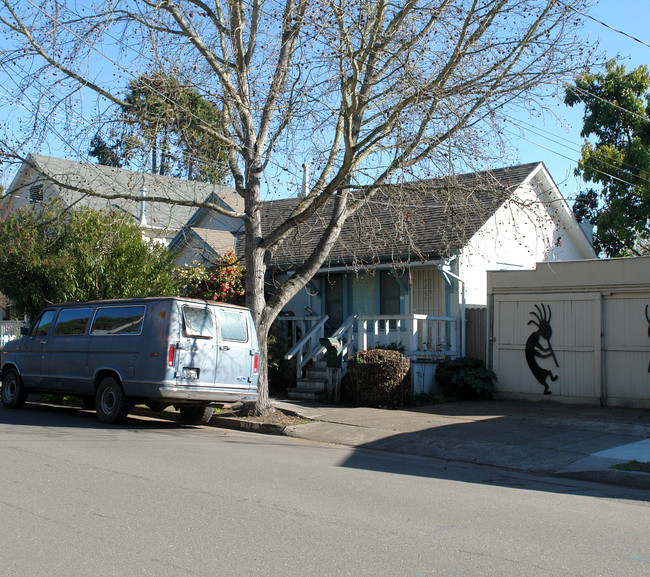 712-714 Howard St in Santa Rosa, CA - Foto de edificio - Building Photo