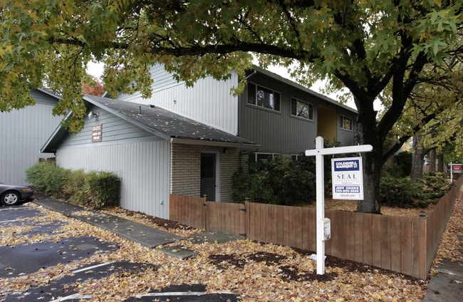 Washington Court Condominums in Beaverton, OR - Foto de edificio - Building Photo