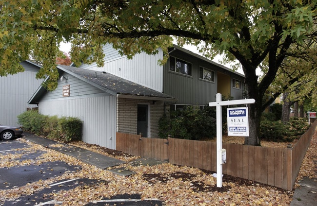 Washington Court Condominums in Beaverton, OR - Building Photo - Building Photo