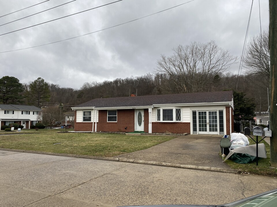 110 Steiner Blvd in Barboursville, WV - Building Photo