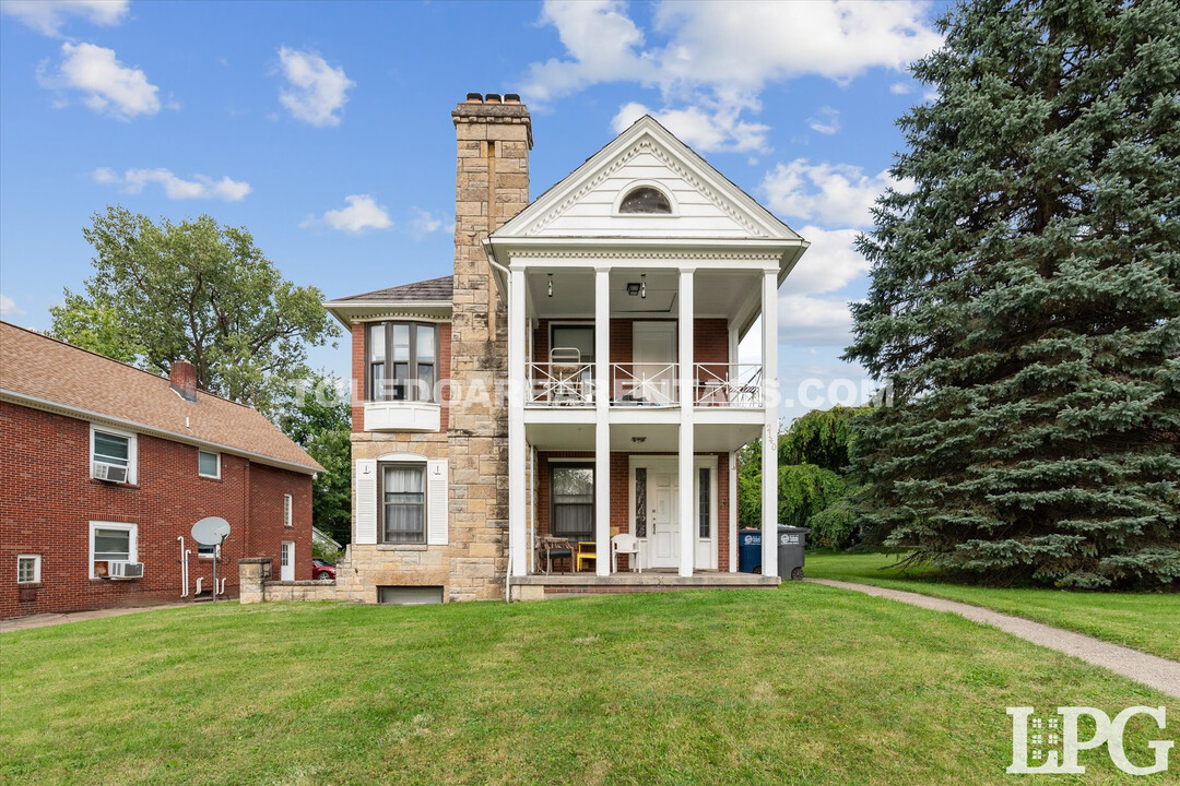 2140 Wyndhurst Rd in Toledo, OH - Building Photo