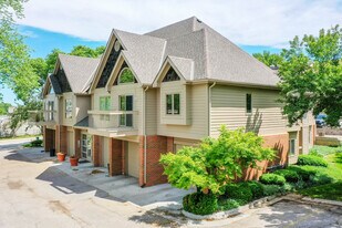 Indian Hills Village Apartments and Townhomes in Omaha, NE - Building Photo