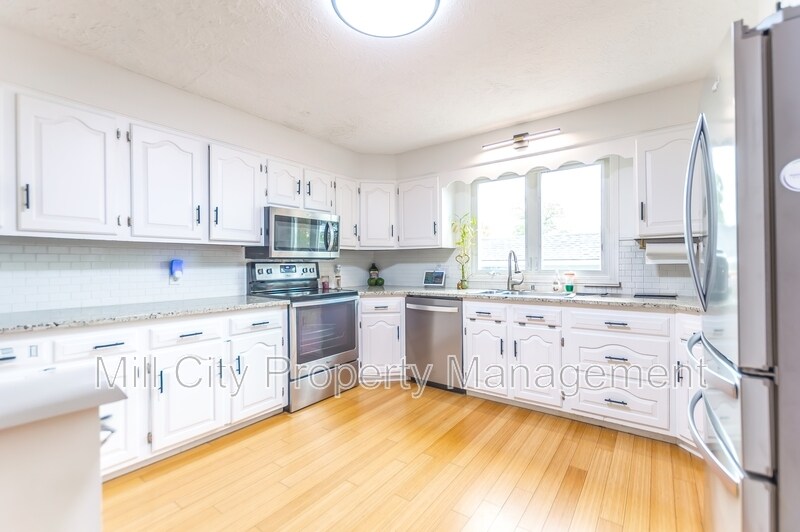 9 Wathen Rd in Bedford, NH - Building Photo