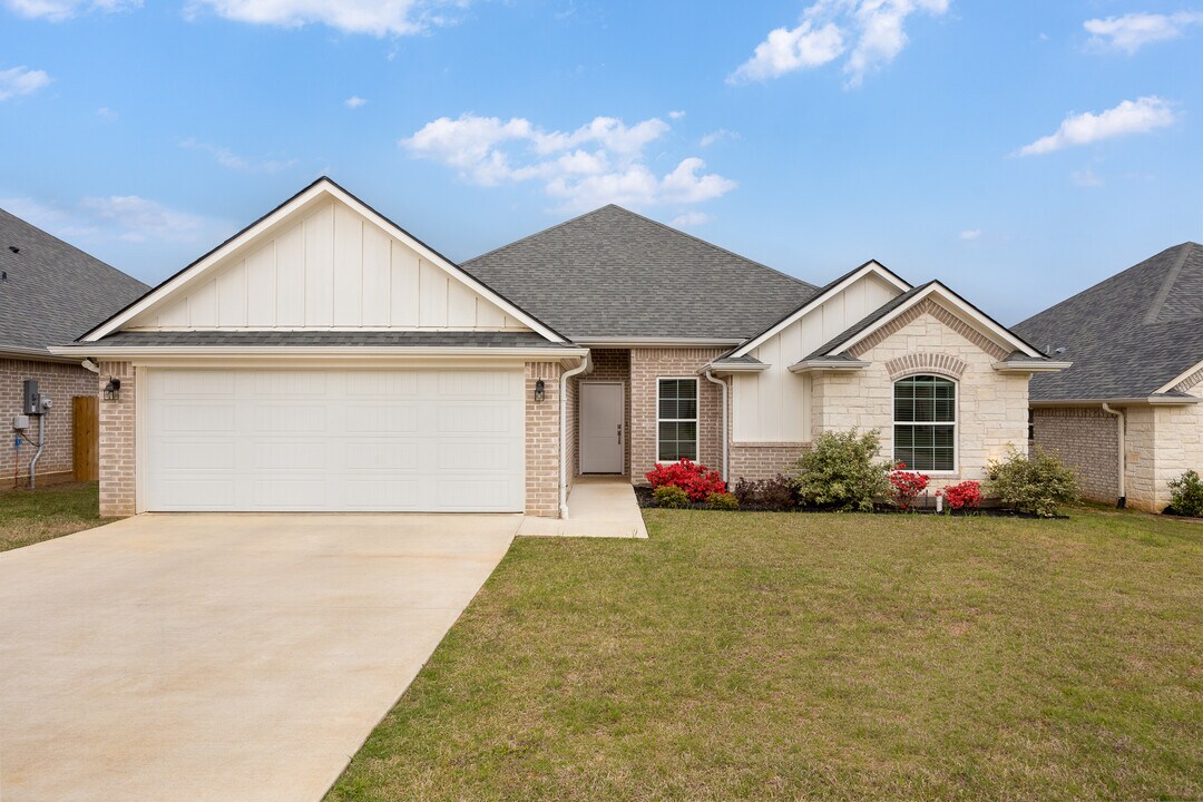 1664 Legacy Dr in Tyler, TX - Building Photo