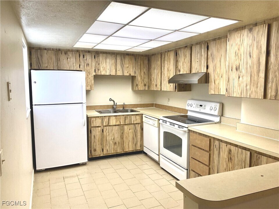 521 NE 24th Pl in Cape Coral, FL - Building Photo