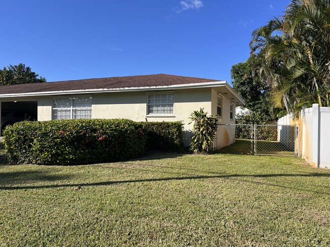 1821 Wheeler Rd in North Palm Beach, FL - Building Photo - Building Photo