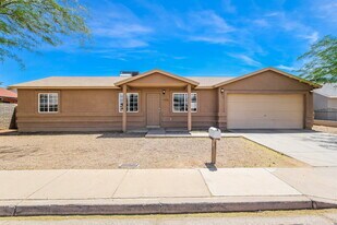 305 E Gardenia Dr in Avondale, AZ - Building Photo