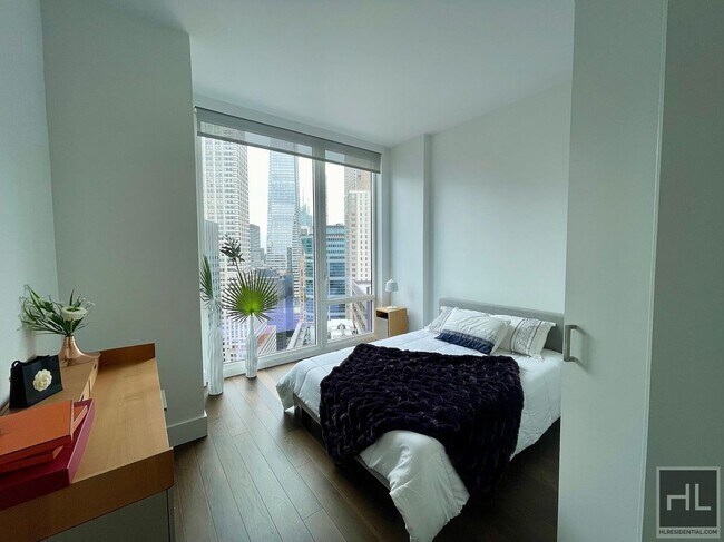East 44th Street in New York, NY - Building Photo - Building Photo