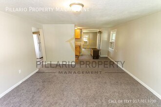 52 S Greenwood St in Greenwood, IN - Foto de edificio - Building Photo