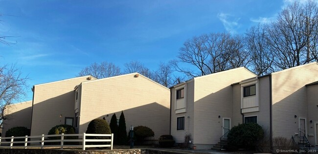 715 Frenchtown Rd in Bridgeport, CT - Building Photo - Building Photo