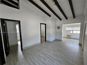 2325 Taylor St in Hollywood, FL - Building Photo - Building Photo